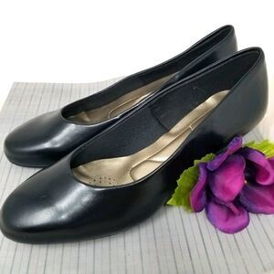 SOFT STYLE BLACK SIZE 9.5 W.